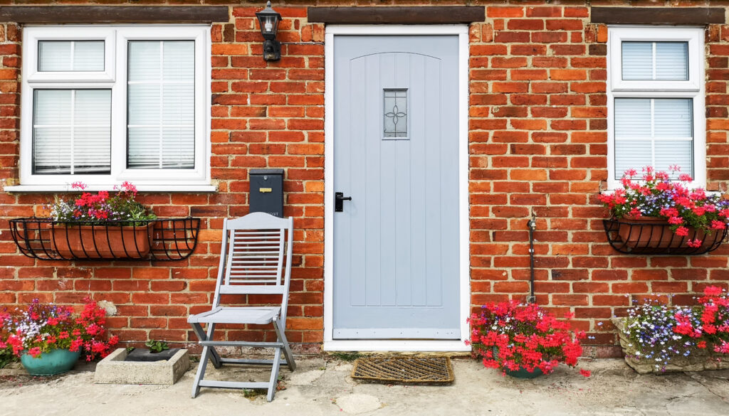 front,of,english,house,in,summer
